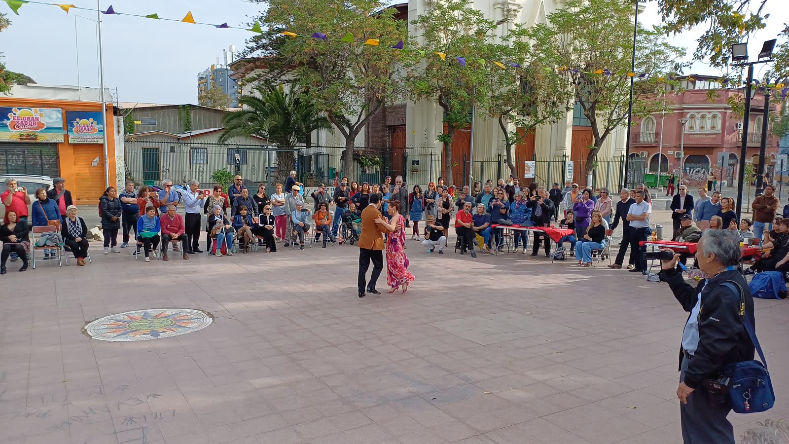 Tango en la plaza durante la primavera